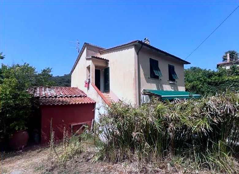 Porzione di villa bifamiliare con due appartamenti