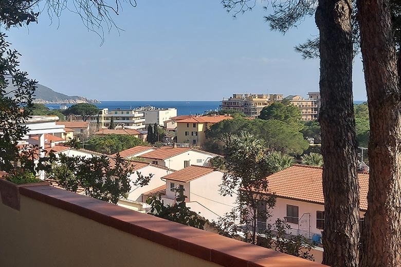 Villa panoramica con vista mare e giardino terrazzato — 2