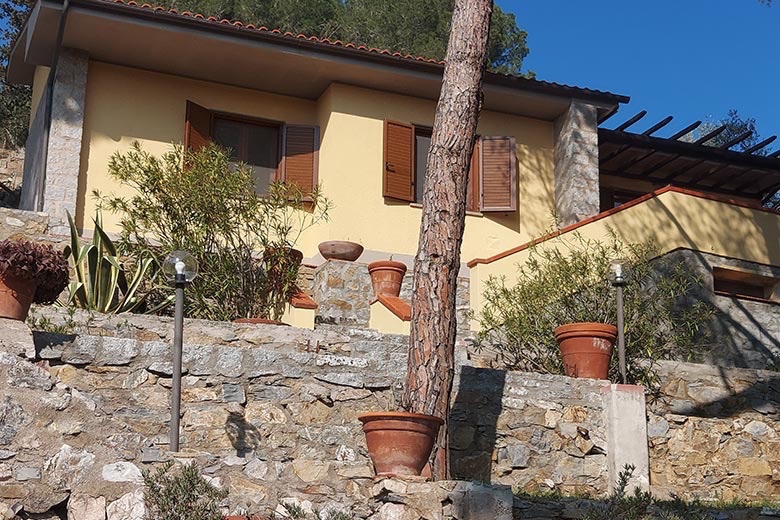 Villa panoramica con vista mare e giardino terrazzato — 1