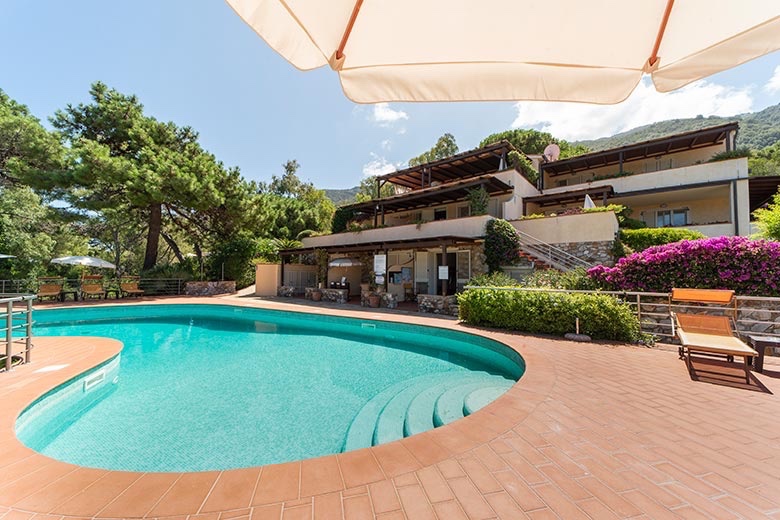 Residenza turistico-alberghiera con 7 appartamenti e piscina — 1