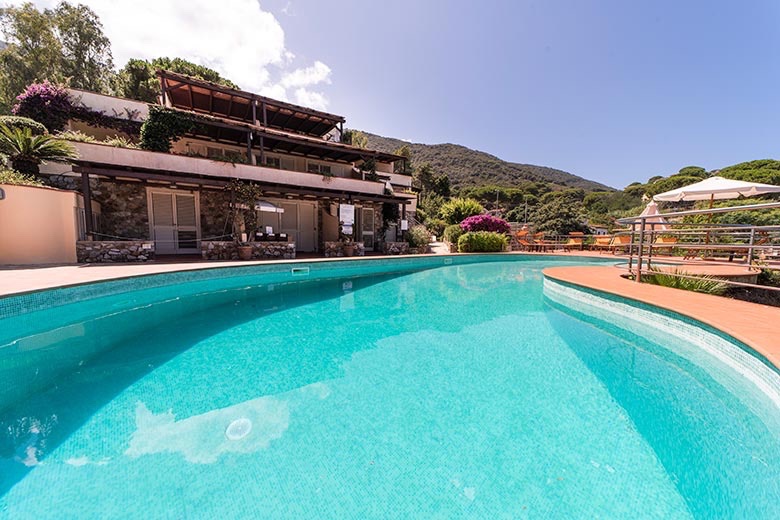 Residenza turistico-alberghiera con 7 appartamenti e piscina — 2