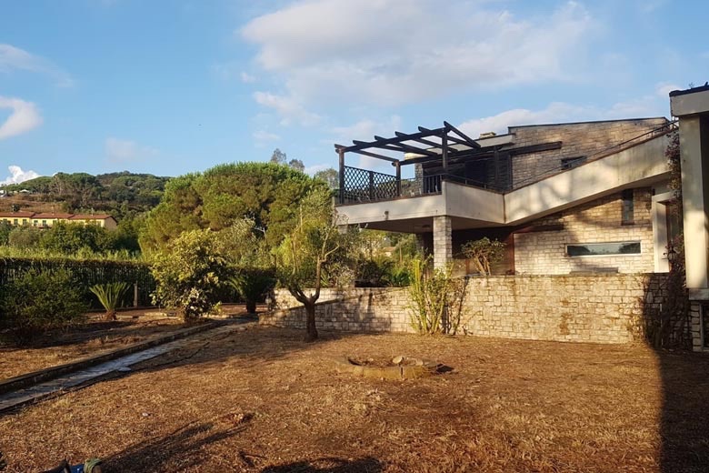 Villa di 500 mq con giardino di 2.000 mq