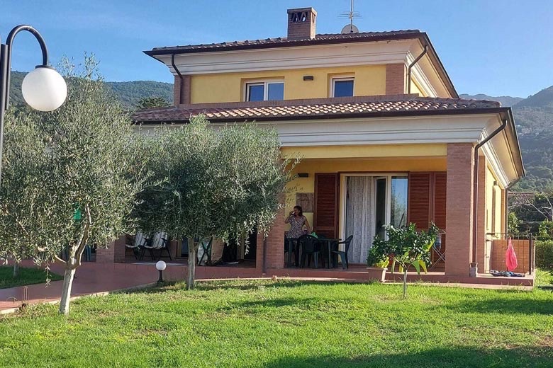 Villa nuova di 345 mq con giardino — 1