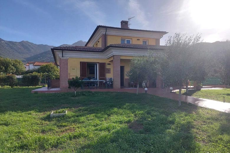 Villa nuova di 345 mq con giardino — 2