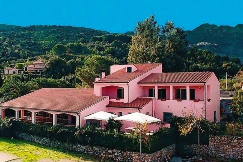 Piccola azienda con 9 appartamenti e ristorante — 1