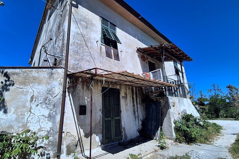 Casolare di 200 mq con vista mare e terreno — 2