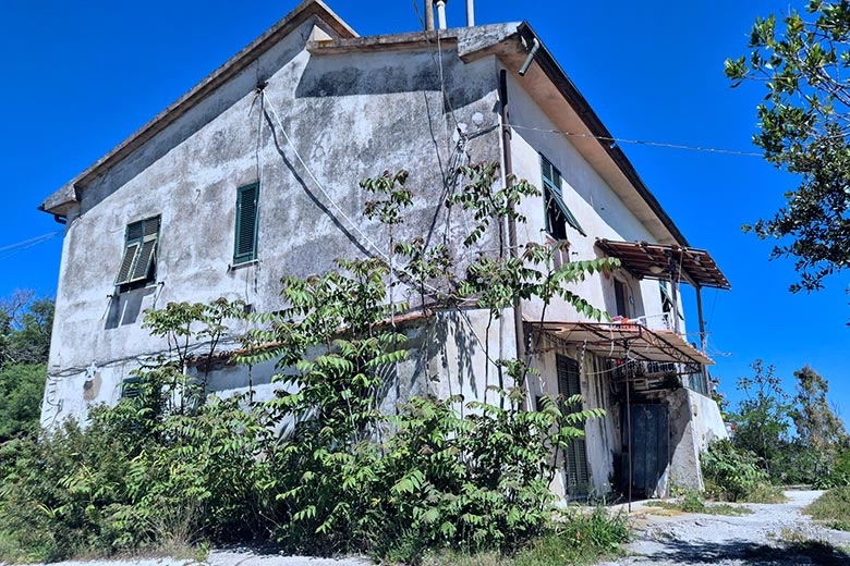 Casolare di 200 mq con vista mare e terreno — 3